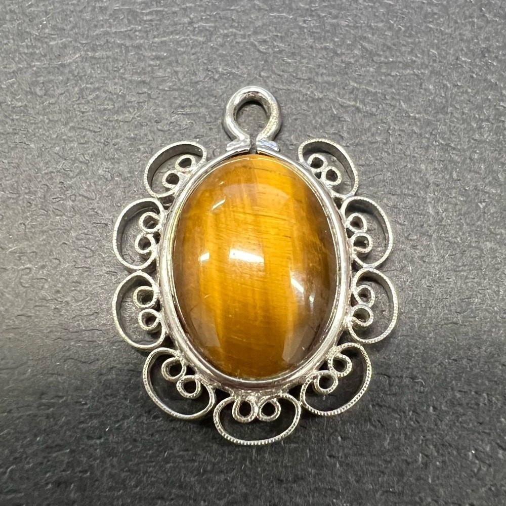 Vintage silver tiger’s eye pendant